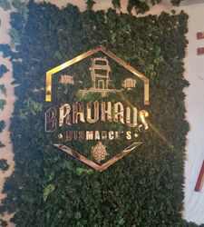 Fertiges 3D-Wandlogo mit Spiegelgold-Acryl und konserviertem Moos für Brauhaus Bismarcks in Bad Ems