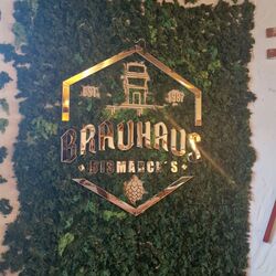 3D-Wandlogo Brauhaus Bismarck’s mit beigen 3D-Grundkörpern, Spiegelgold-Acryl und Mooswand