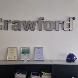 Fertiges 3D-Wandlogo mit Edelstahlveredelung im Empfangsbereich von Crawford in Düsseldorf