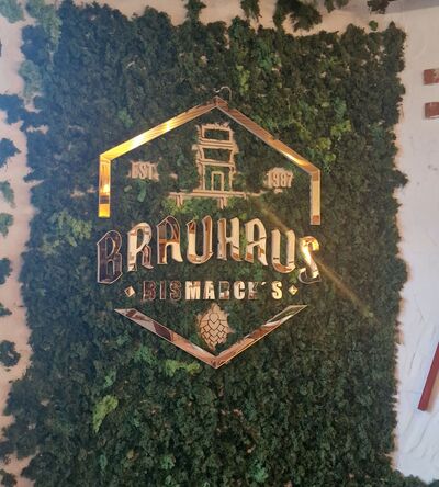 Fertiges 3D-Wandlogo mit Spiegelgold-Acryl und konserviertem Moos für Brauhaus Bismarcks in Bad Ems