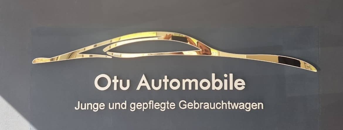 Acryl für glatte und auffällige Wandlogos