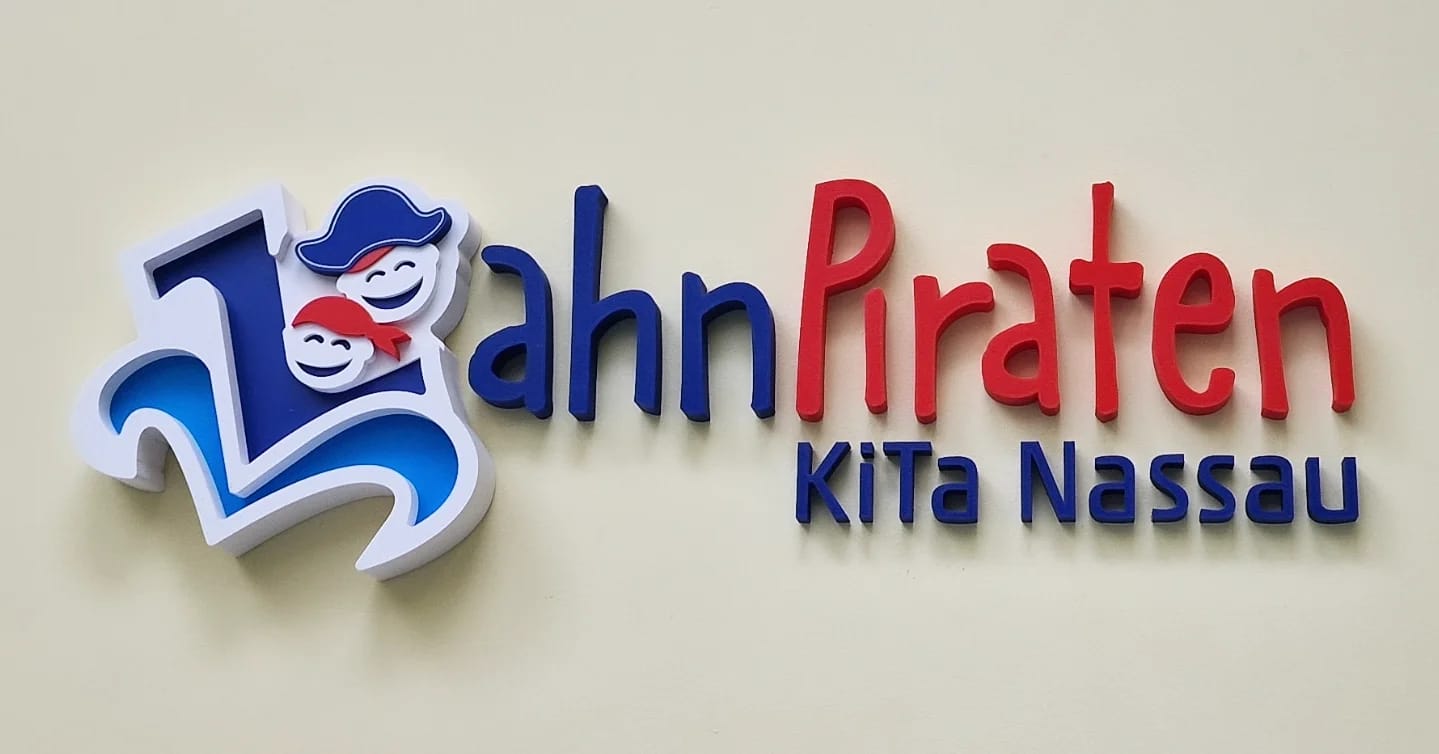 Farbiges 3D-Wandlogo der LahnPiraten KiTa Nassau mit mehrteiligem Logo und Schriftzug
