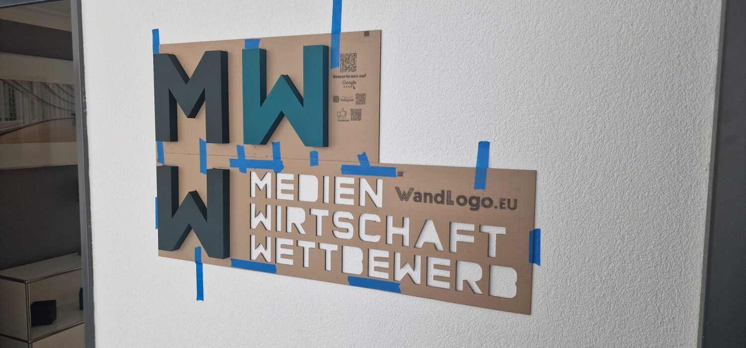 Montage eines 3D-Wandlogos mit Klebetechnik und individueller Montageschablone