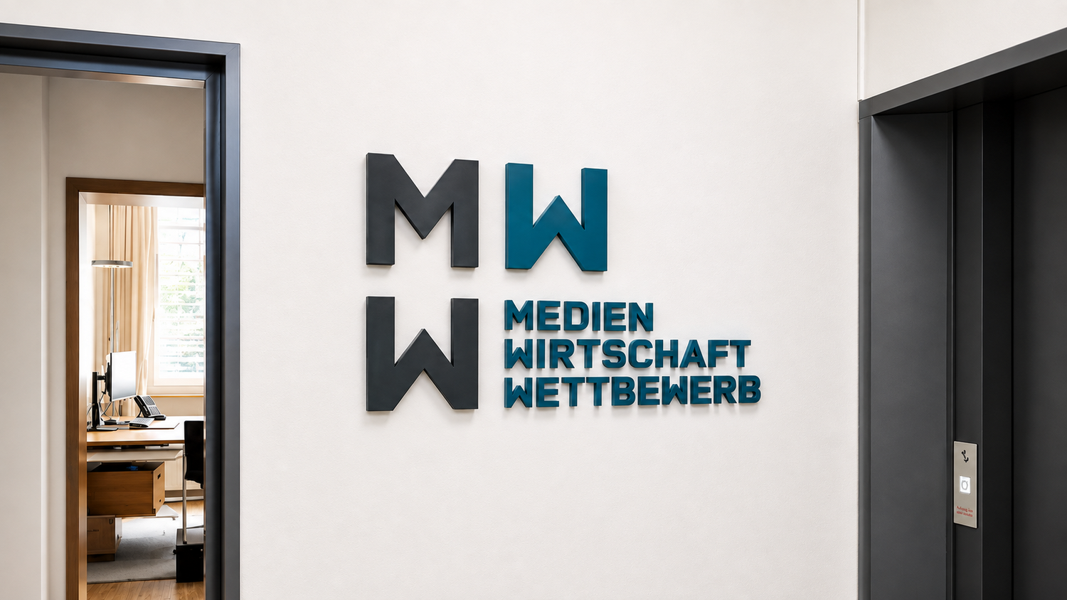 Lackiertes 3D-Wandlogo der Medienwirtschaft Wettenberg in Blau- und Grautönen an einer Innenwand / rechts: Original-Logo der Medienwirtschaft Wettenberg mit den Initialen MW und dem Schriftzug „Medien Wirtschaft Wettenberg“.