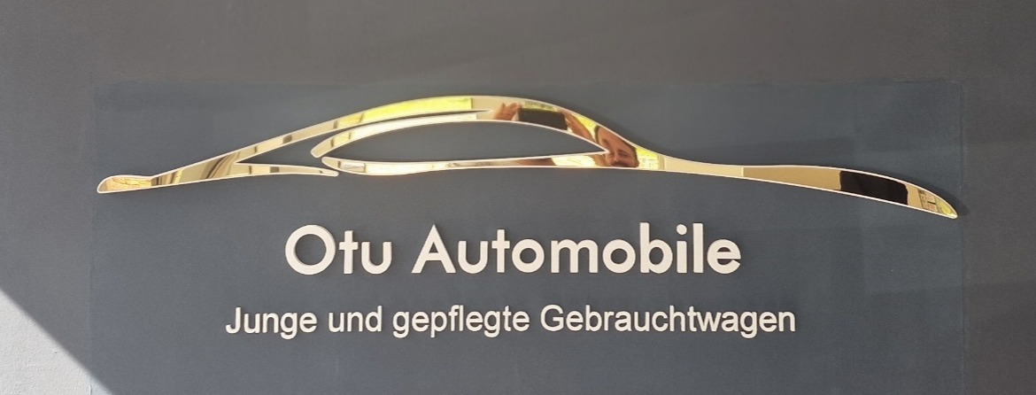 3D-Wandlogo von Otu Automobile mit Spiegelgold Acryl-Veredelung und weißer 3D-Schrift.