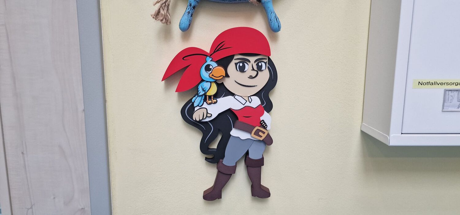 Farbiges 3D-Türschild der KiTa LahnPiraten mit Piratenfigur und Papagei
