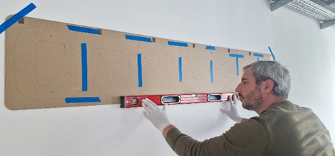 Montageschablonen an der Wand