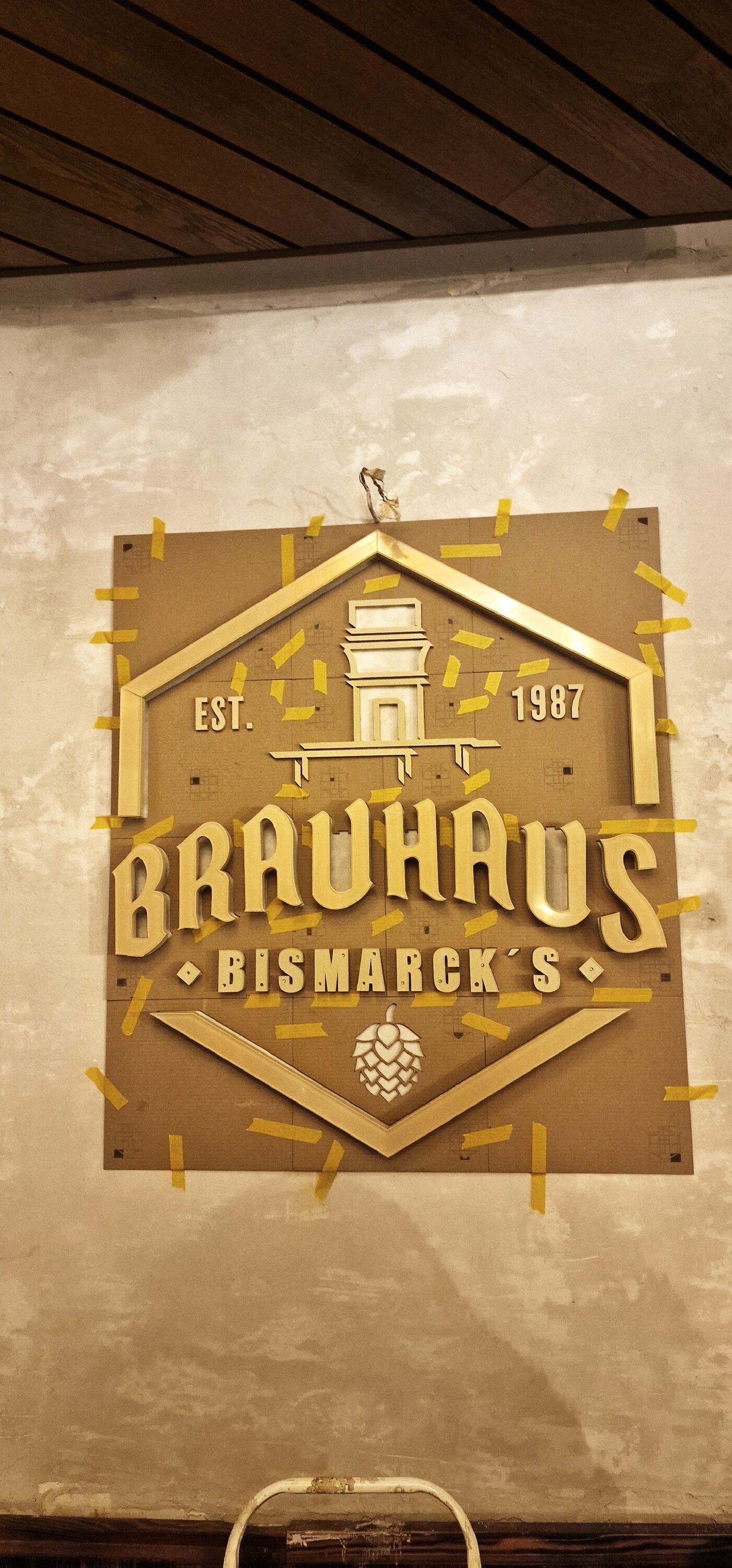 Montage des 3D-Wandlogos für Brauhaus Bismarcks mit individuell angefertigter Montageschablone