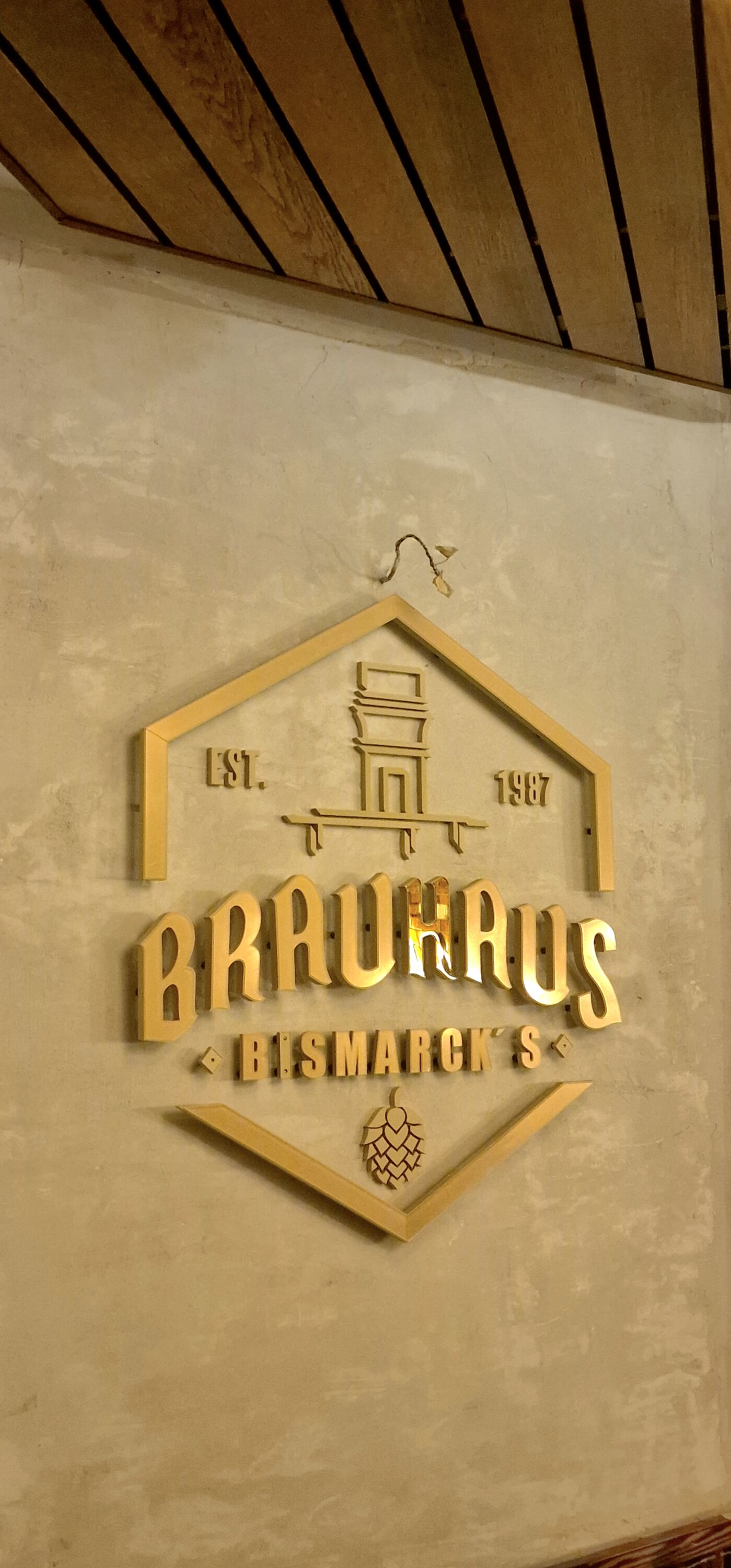 Montiertes 3D-Wandlogo mit Spiegelgold-Acryl bei Brauhaus Bismarcks in Bad Ems vor der Moosgestaltung