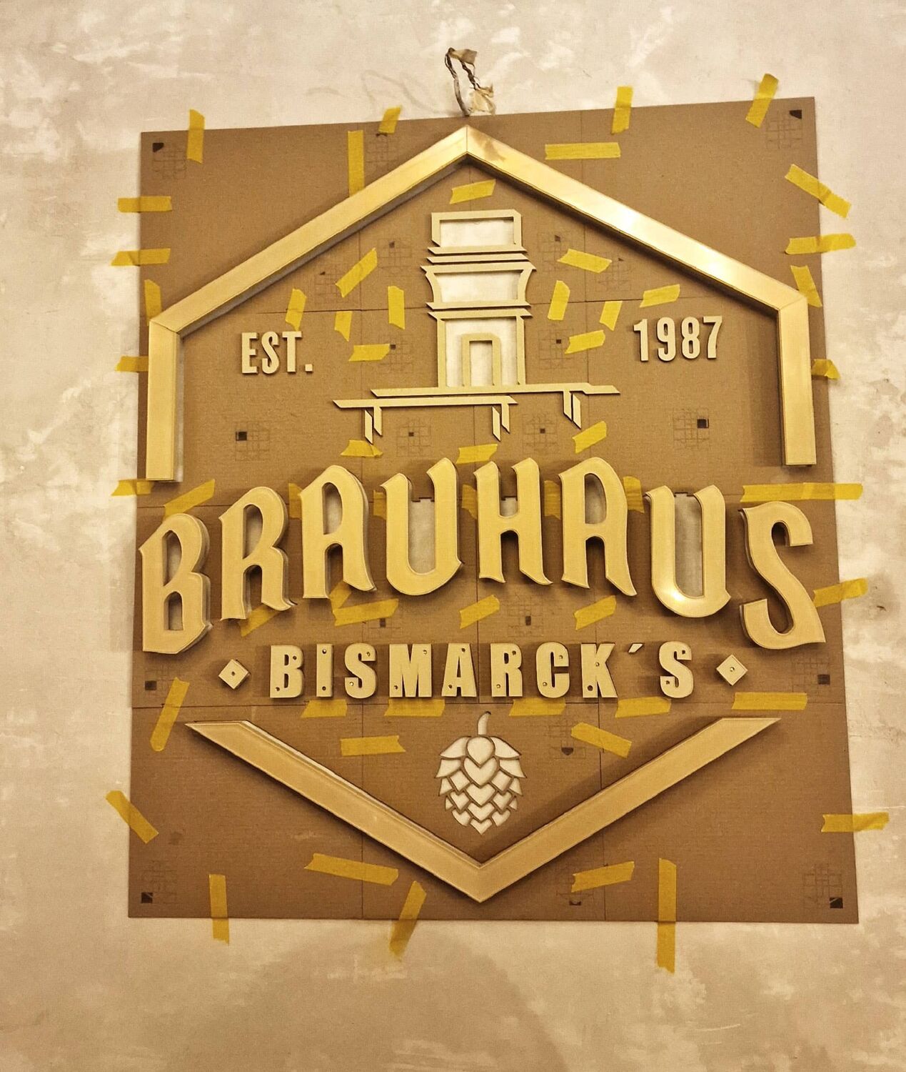 Montage des 3D-Wandlogos für Brauhaus Bismarcks mit individuell angefertigter Montageschablone