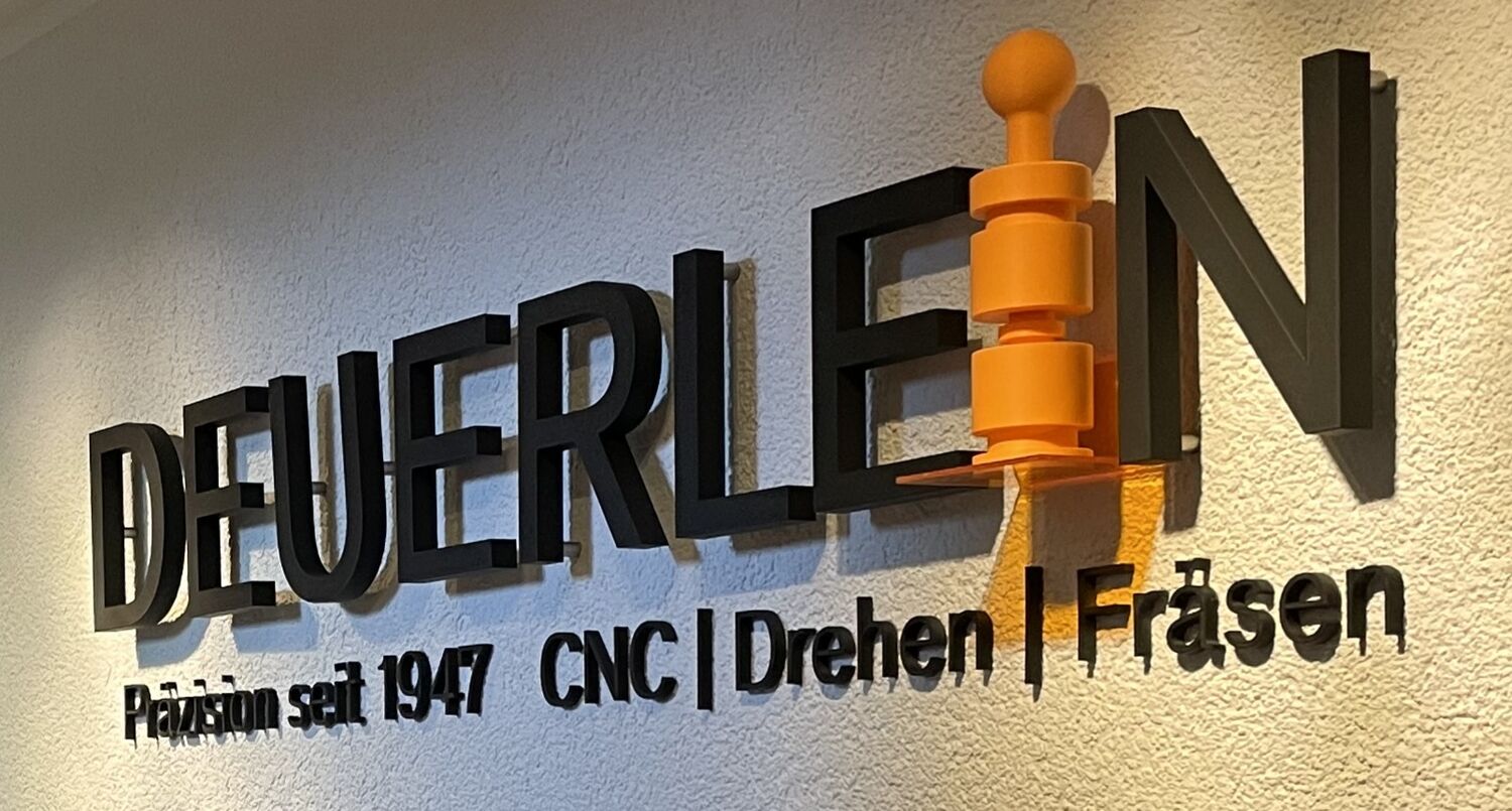 3D-Wandlogo der Dauerlein GmbH mit Abstandsmontage und direkt verklebter Subline