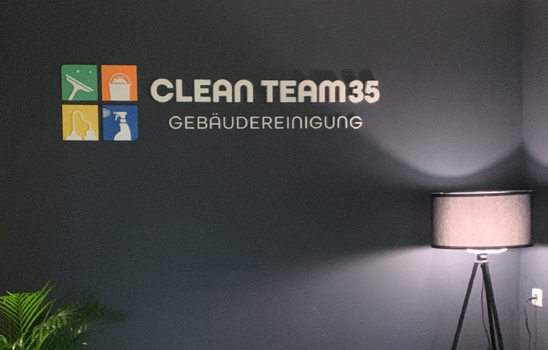 Individuelles 3D Wandlogo für Clean Team35 Gebäudereinigung mit weißem Schriftzug und farbigem Logoelement